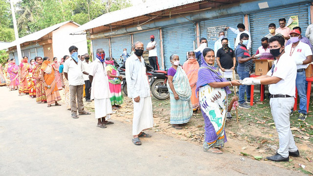 ONGC Employees Union and All India SC & ST Employees’ Welfare Association (AISCSTEWA) of ONGC jointly undertook a bold relief work to feed the poor and destitute people outskirts of Agartala. Image: ONGC CC