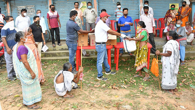 ONGC Employees Union and All India SC & ST Employees’ Welfare Association (AISCSTEWA) of ONGC jointly undertook a bold relief work to feed the poor and destitute people outskirts of Agartala. Image: ONGC CC