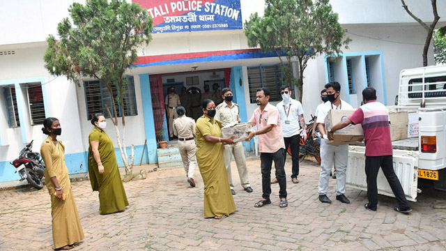 ONGC Employees Union and All India SC & ST Employees’ Welfare Association (AISCSTEWA) of ONGC jointly undertook a relief work to feed on-duty police personnel at a police station in Agartala. Image: ONGC CC