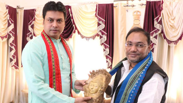 Tripura Chief Minister Biplab Kumar Deb gift a bamboo made memento to Guru Rudra Kumar, Minister of PHED & Rural Industry of Chhattisgarh state, in Agartala Saturday. Image: Indigenousherald