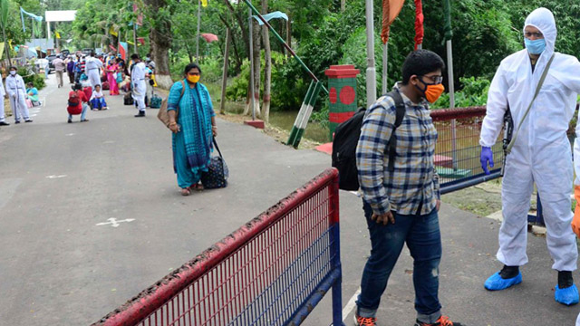 Stranded Tripura residents return from Bangladesh through Agartala Integrated Check Post Thursday. Image: Indigenousherald