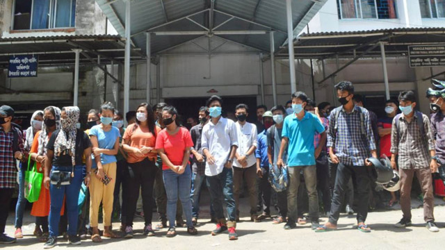 A crowd of indigenous students stages protest outside office of the ST Welfare Directorate in Agartala Friday to demand for disbursement of scholarship grant. Image: Indigenousherald