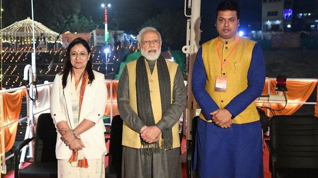 Tripura Chief Minister Biplab Kumar Deb and spouse stand with Prime Minister Narendra Modi at a programme in Varanasi of Uttar Pradesh. Image: CMO, Tripura 
