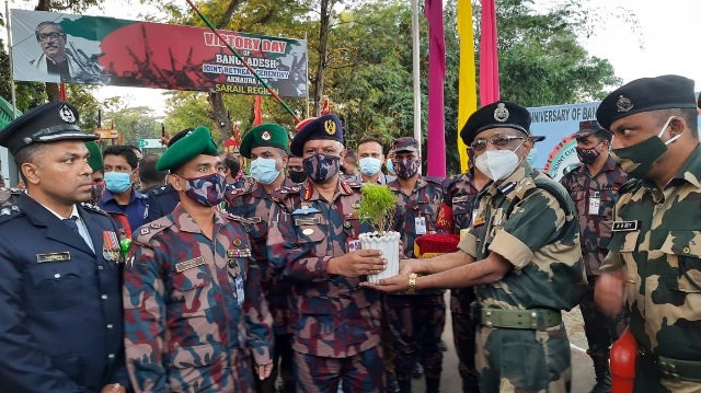 BSF and BGB exchanges greetings at the Agartala Integrated Check Post Thursday on occasion of Vijay Diwas. Image: Indigenousherald 