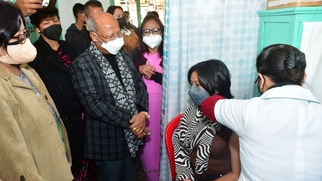 Prestone Tynsong, Deputy Chief Minister of Meghalaya, inaugurates a vaccination camp for 15 – 18 years at Shillong Monday. Image: Indigenousherald 