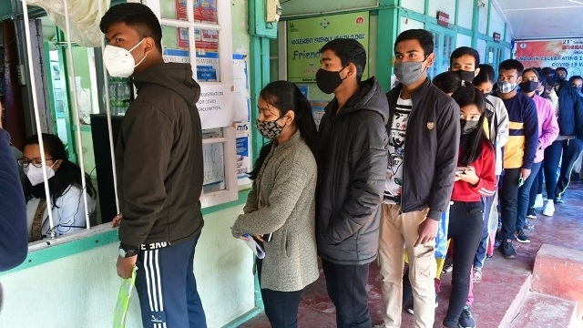 Teenagers crowd at a vaccination centre in Shillong as vaccination campaign for 15 – 18 age groups launched across the country Monday. Image: Indigenousherald 