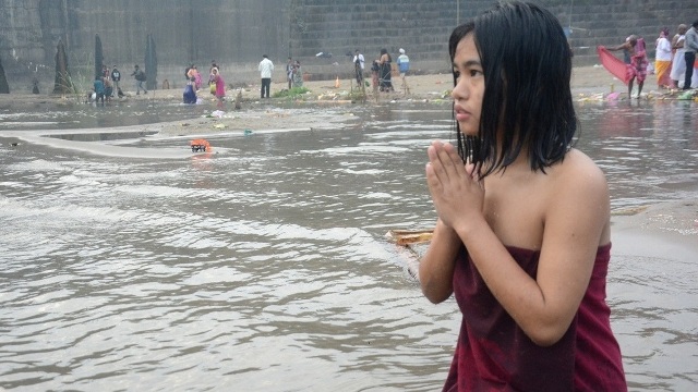 A young girl offers prayer after taking a holy dip at a river near Agartala Friday morning on occasion of Makar Sankranti festival. Image: Indigenousherald