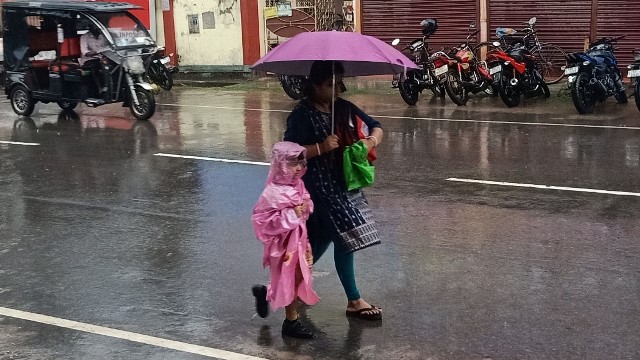 Incessant rains disrupt normal life and business in Agartala Wednesday. Image: Indigenousherald 