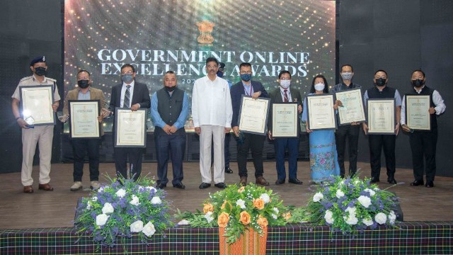 Mizoram Governor Haribabu Kambhampati joins a photo session with the winners of Government Online Excellence Awards 2021-2022 at Aizawl Thursday. Image: Indigenousherald 