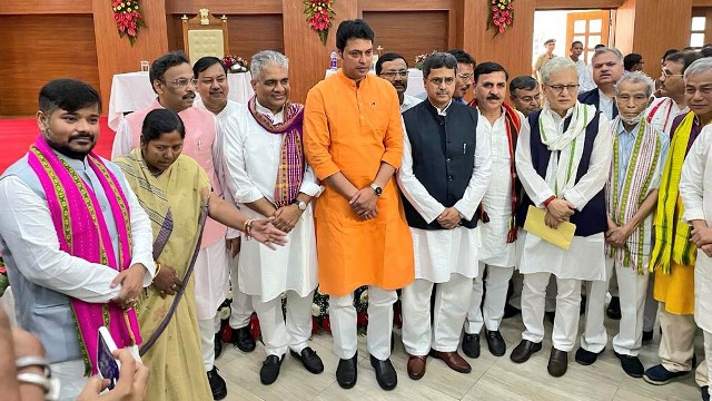 Former Tripura Chief Minister Biplab Kumar Deb, his successor Dr Manik Saha, BJP’s central leaders and members of new council of ministers after swearing-in ceremony at Raj Bhavan Monday. Image: Indigenousherald