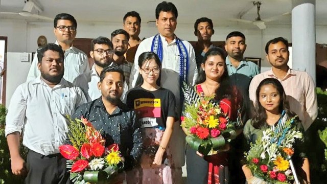 Ex-Tripura Chief Minister Biplab Kumar Deb interacts with a group of young working journalists at his residence Sunday. Image: Indigenousherald 
