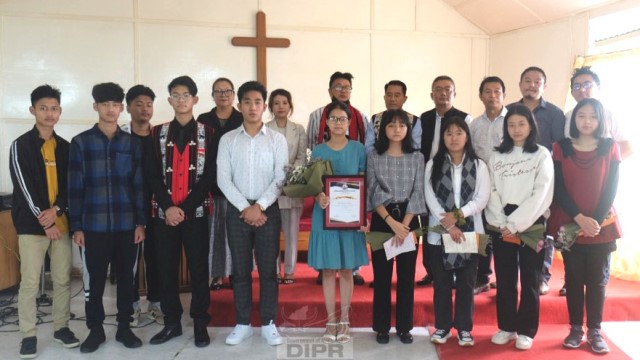 The Kohima Longjang Senso Telongjem (KLST) holds Jubilee Memorial Education Merit Award 2022 felicitation programme for HSLC 2022 examination toppers at Kohima Sunday. Image: DIPR 