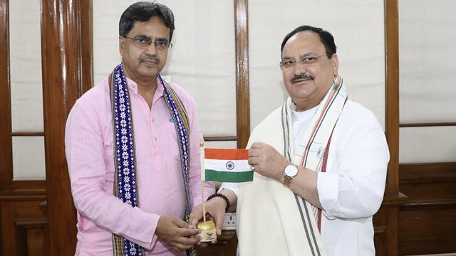 Tripura Chief Minister Dr Manik Saha presents a memento to BJP National President JP Nadda during their meeting at New Delhi Monday. Image: Twitter