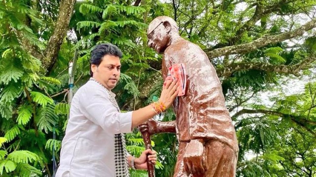 Former Tripura Chief Minister Biplab Kumar Deb cleans statue of the father of nation Mahatma Gandhi in Agartala Thursday ahead of India’s 75th Independence Day. Image: Indigenousherald