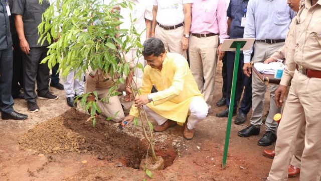 Chief Minister Dr Manik Saha plants a sapling to mark the 75th year of India’s independence in Agartala Saturday. Image: Indigenousherald 