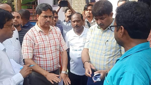 Chief Minister Dr Manik Saha accompanied by the senior officials checks civic amenities in his Town Bardowali assembly constituency in Agartala Sunday. Image: Indigenousherald 