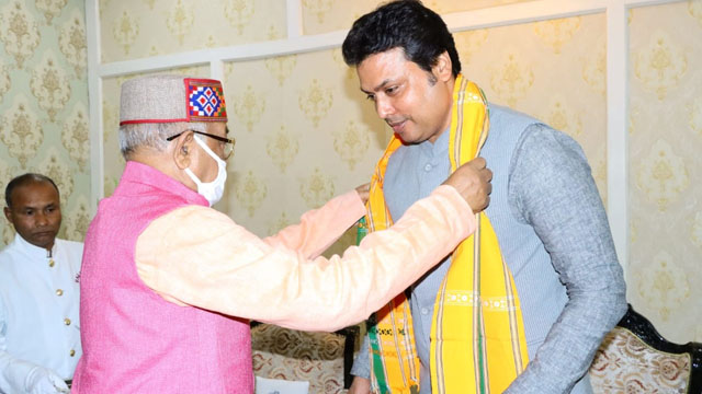 Tripura Governor Satyadev Narayan Arya greets former Tripura Chief Minister and Rajya Sabha MP Biplab Kumar Deb on occasion of latter’s birthday Friday. Image: Indigenousherald