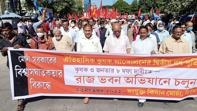 Tripura unit of the United Kishan Morcha holds rally to the Raj Bhavan in Agartala Saturday in commemoration of second anniversary of the farmers’ movement which rocked the national capital region. Image: Indigenousherald