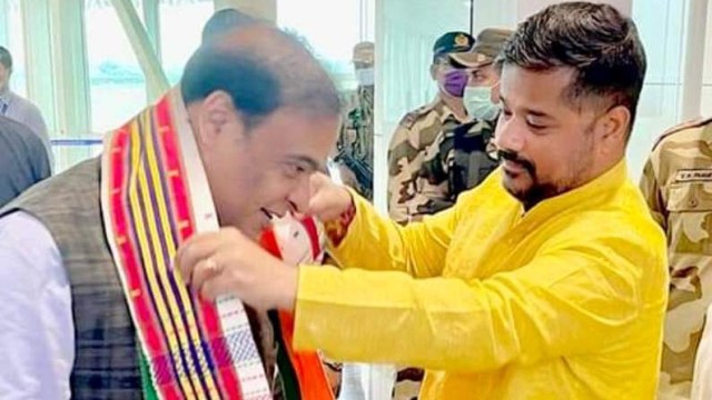A file photo of Tripura Information Minister Sushanta Chowdhury receiving Assam Chief Minister Himanta Biswa Sarma who again being seen as BJP’s saviour in upcoming assembly elections in Tripura. Image: Indigenousherald