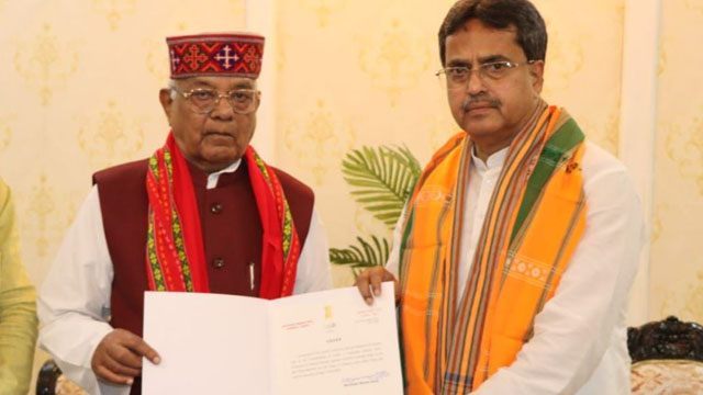 Tripura Governor hands down letter of appointment to Chief Minister elect Dr Manik Saha after the latter staked claim to form the next government in Agartala Monday. Image: Indigenousherald