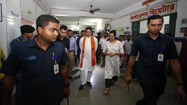 Tripura Chief Minister Dr Manik Saha pays a surprise visit to Bishalgarh Sub-Divisional Hospital in Sepahijala district Sunday evening. Image: Web