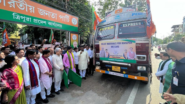 Tripura Chief Minister Dr Manik Saha and Deputy Chief Minister Jishnu Debbarman Wednesday in Agartala flags off relief materials being transported to affected people of strife-torn Manipur. Image: Indigenousherald
