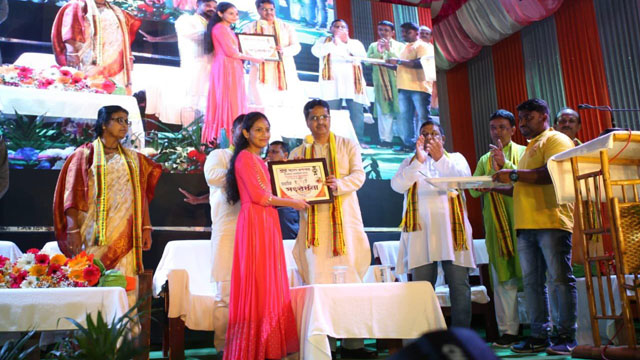Tripura Chief Minister Dr Manik Saha hands mementos to the students performed outstanding in board exams at a programme in Majlishpur near Agartala Tuesday. Image: Indigenousherald