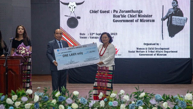 Dr Lalrinawmi Ralte, the winner, receives the Zakapa Award 2023 with a citation and one lakh rupee in cash from Mizoram Chief Minister Zoramthanga at an event in Aizawl Friday. Image: Indigenousherald
