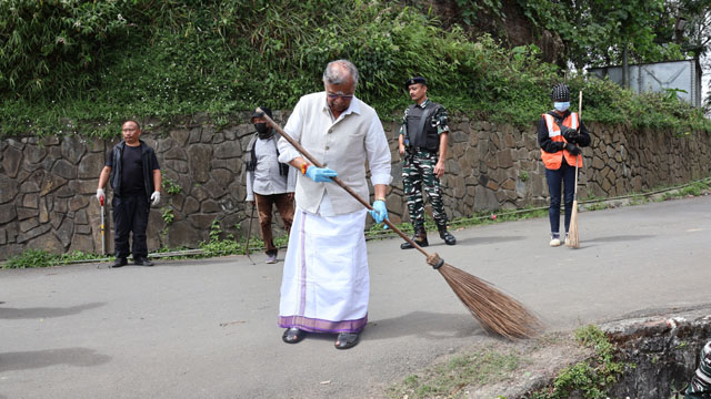 Nagaland Governor La Ganesan joins “Shramdaan for Swachhata”, a cleanliness drive, at Kohima Saturday ahead of Gandhi-ji Jayanti slated for October 2. Image: Indigenousherald