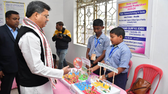 Tripura Chief Minister Dr Manik Saha interacts with subject model creator students after inaugurating 51st State-Level Bal Vaigyanik Pradarshani organised by the State Council for Educational Research and Training (SCERT) in Agartala Friday. Image: Web