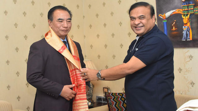 Assam Chief Minister Himanta Biswa Sarma Friday hosted Mizoram Chief Minister Lalduhoma at former’s residence in Guwahati. Image: Agency
