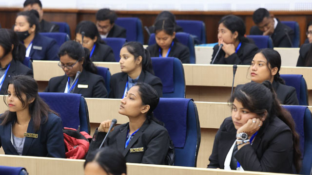 College students attend a two-day international seminar on social reformist 