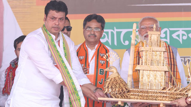 Former Tripura CM and BJP candidate in West Tripura Lok Sabha constituency Biplab Kumar Deb gifts a bamboo crafted item to PM Narendra Modi who addressed a big election rally in Agartala Wednesday. Image: Indigenousherald