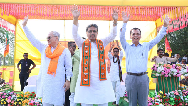 Tripura Chief Minister Dr Manik Saha flanked by former Deputy Chief Minister Jishnu Debbarman and TIPRA leader Ranjit Debbarma grace an election rally at Ramchandraghat in Khowai district Monday. Image: Web