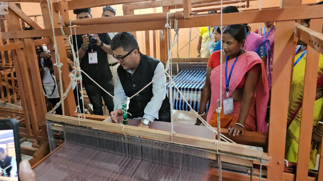 Union Minister of State for Textiles Pabitra Margherita Thursday visits the Samarth skilling Centre in Mohanpur in west Tripura where the "Samarth" programme aims to empower weavers living in rural areas. Image: PIB