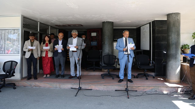 In observance of Vigilance Awareness Week, Meghalaya Chief Secretary DP Wahlang Monday administers the Pledge to the government officials at the Main Secretariat building premises in Shillong. Image: DIPR