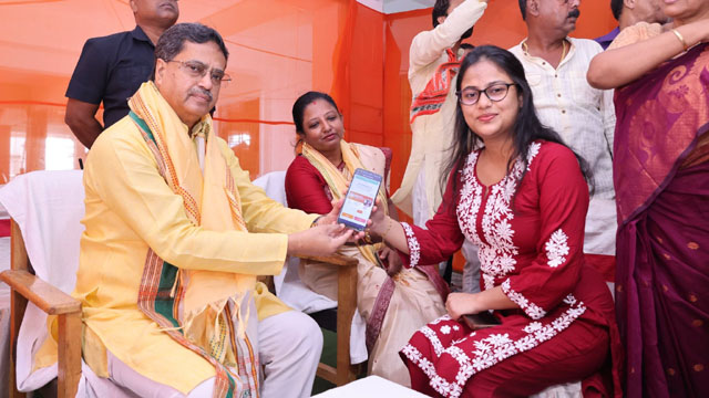 Tripura Chief Minister Dr Manik Saha joins BJP’s membership drive for the age group of 18-35 years under #SadasyataAbhiyan2024 at a municipal ward in Agartala Monday. Image: Web