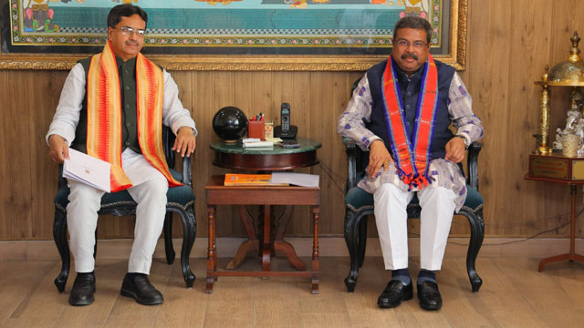 Tripura Chief Minister Dr Manik Saha calls on Union Education Minister Dharmendra Pradhan in New Delhi Wednesday. Image: Web