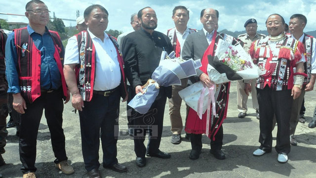 Nagaland Chief Minister Dr Neiphiu Rio receives a warm reception at Mokokchung Friday. Image: DIPR