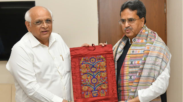 Tripura Chief Minister Dr Manik Saha meets Chief Minister of Gujarat Bhupendra Patel at his residence in Gandhinagar Saturday. Image: Web