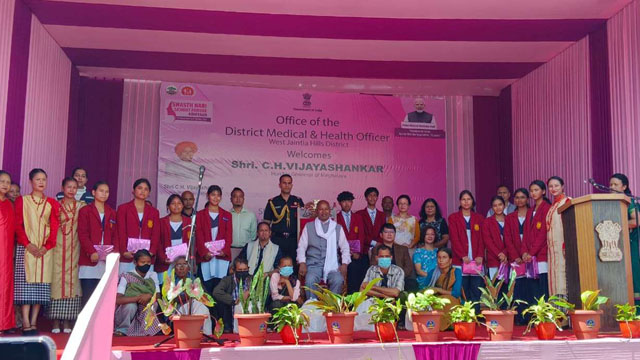 Meghalaya Governor CH Vijayashankar inaugurates the Specialist Health Camp under the “Swasth Nari, Sashakt Parivar Abhiyaan” at Ummulong Community Health Centre in West Jaintia Hills Monday. Image: DIPR