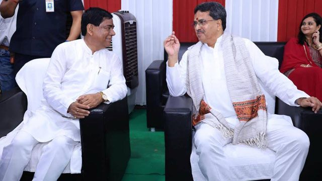 Tripura Chief Minister Dr Manik Saha flanks Agartala Mayor Dipak Majumder at a community Durga puja venue in Agartala Tuesday. Image: Web