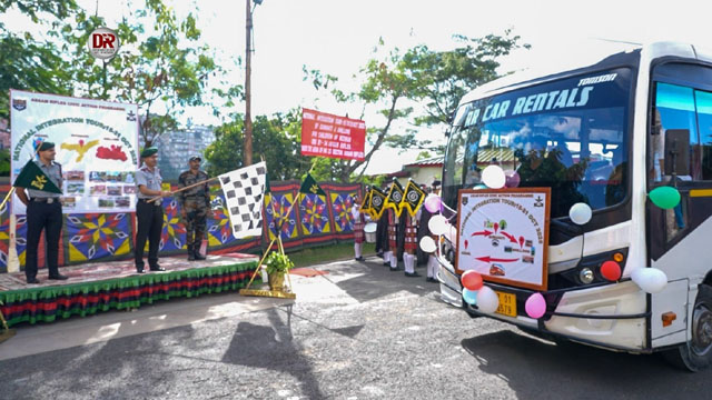 Brigadier Pushpendar Sorayan, DIG, Headquarters 23 Sector Assam Rifles, Tuesday flags off a group of participants at Khatla in Mizoram for the National Integration Tour. Image: DIPR