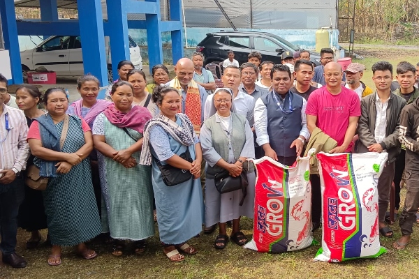 Floating fish feed to support scientific fish farming